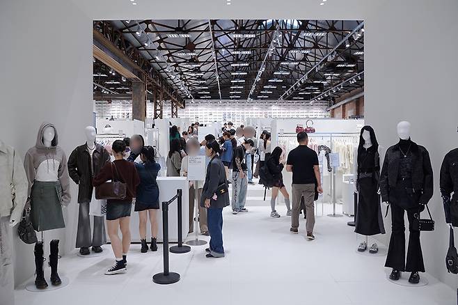 무신사 성수@대림창고에서 손님들이 상품을 구경하는 모습. /사진제공=무신사