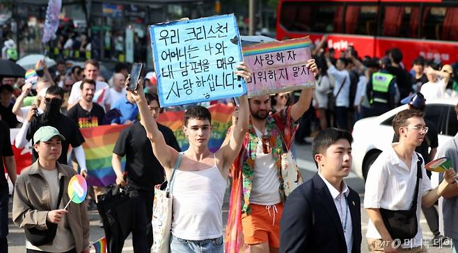 [서울=뉴시스] 김선웅 기자 = 14일 서울 중구 을지로 일대에서 열린 제26회 서울퀴어문화축제 참가자들이 퀴어퍼레이드를 하고 있다. 2025.06.14. mangusta@newsis.com /사진=김선웅