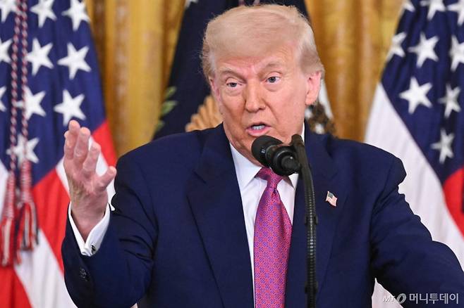 도널드 트럼프 미국 대통령이 12일(현지시간) 워싱턴DC 백악관 이스트룸에서 2035년까지 캘리포니아에서 새로운 가솔린 자동차 판매를 금지하도록 한 계획을 무효로 한 법안에 서명하기 전에 발언하고 있다. 트럼프 대통령은 25%인 외국산 자동차에 대한 관세를 그리 머지않은 시점에 더 올릴 수도 있다고 밝혔다. 2025.06.12 ⓒ AFP=뉴스1