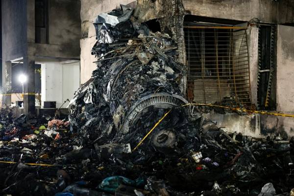 에어인디아 항공기 추락 사고로 인한 사망자가 270명을 넘어선 것으로 알려졌다. 사진은 인도 아메다바드 공항에서 이륙 중 추락한 런던 개트윅 공항으로 향하던 에어 인디아 항공기의 잔해. /사진=로이터