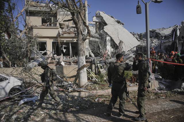 이란의 미사일 공격으로 무너진 이스라엘 주택가 건물. AP뉴시스