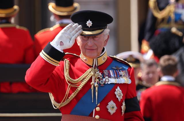 찰스 3세 영국 국왕이 14일 런던에서 열린 군기분열식에 참가해 전날 인도에서 발생한 여객기 참사 희생자들을 추모하며 경례를 하고 있다. EPA 연합뉴스