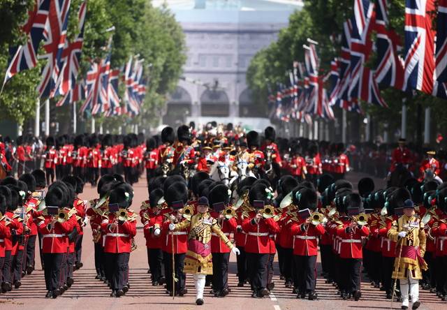 14일 영국 왕실근위병 군악대가 런던에서 찰스 3세의 생일 기념 군사 퍼레이드를 하고 있다. EPA 연합뉴스