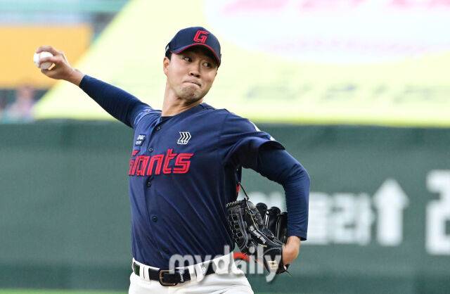 2024년 7월 30일 인천 SSG랜더스필드에서 '2024 신한 SOL Bank KBO리그, 롯데 자이언츠와 SSG 랜더스의 경기가 열렸다. 롯데 선발투수 윤성빈이 역투하고 있다./마이데일리