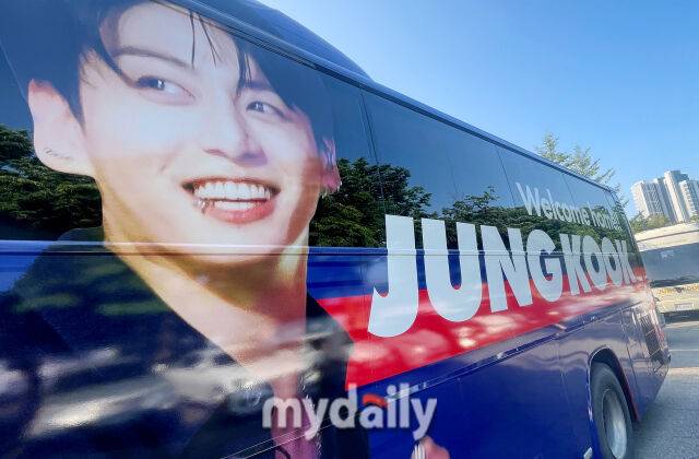 '전역 축하' 정국 래핑 버스 / 마이데일리