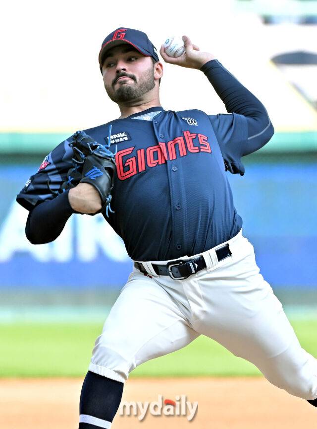 14일 오후 인천 문학동 SSG랜더스필드에서 진행된 '2025 프로야구 KBO리그' SSG랜더스와 롯데자이언츠의 경기.롯데 감보아가 선발등판해 역투하고 있다./인천 = 송일섭 기자