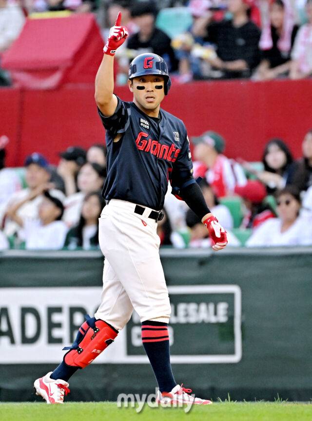 14일 오후 인천 문학동 SSG랜더스필드에서 진행된 '2025 프로야구 KBO리그' SSG랜더스와 롯데자이언츠의 경기. 롯데 전준우가 8회초 2사 1,3루서 적시타를 친 뒤 환호하고 있다./인천 = 송일섭 기자