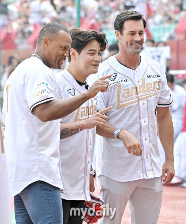 14일 오후 인천 문학동 SSG랜더스필드에서 진행된 '2025 프로야구 KBO리그' SSG랜더스와 롯데자이언츠의 경기. SSG 추신수가 경기에 앞서 MLB 출신 아드리안 벨트레(왼쪽), 콜 해멀스와 포토타임을 갖고 있다./인천 = 송일섭 기자