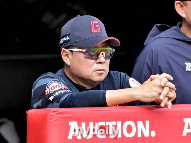 14일 오후 인천 문학동 SSG랜더스필드에서 진행된 '2025 프로야구 KBO리그' SSG랜더스와 롯데자이언츠의 경기. 롯데 김태형 감독이 경기를 지켜보고 있다./인천 = 송일섭 기자