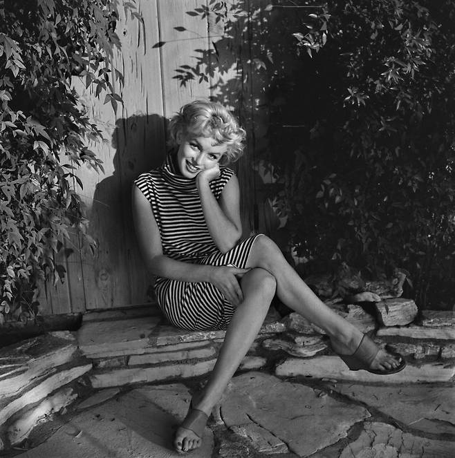 미국 캘리포니아 자택 정원에 있는 마릴린 먼로. [Baron/Hulton Archive/게티이미지닷컴]