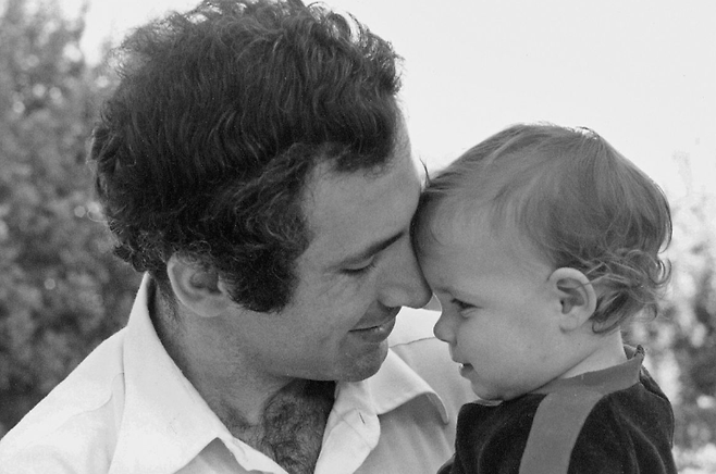 베냐민 네타냐후 총리가 1980년 자신의 딸과 함께 시간을 보내고 있다. [이스라엘 정부 공보실/게티이미지]