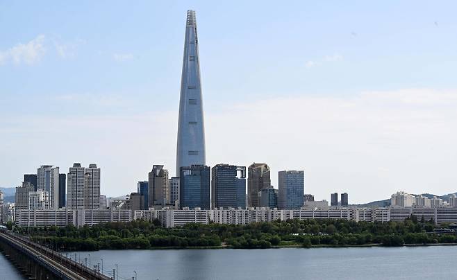 서울 송파구 신천동 롯데월드타워의 모습. [이상섭 기자]