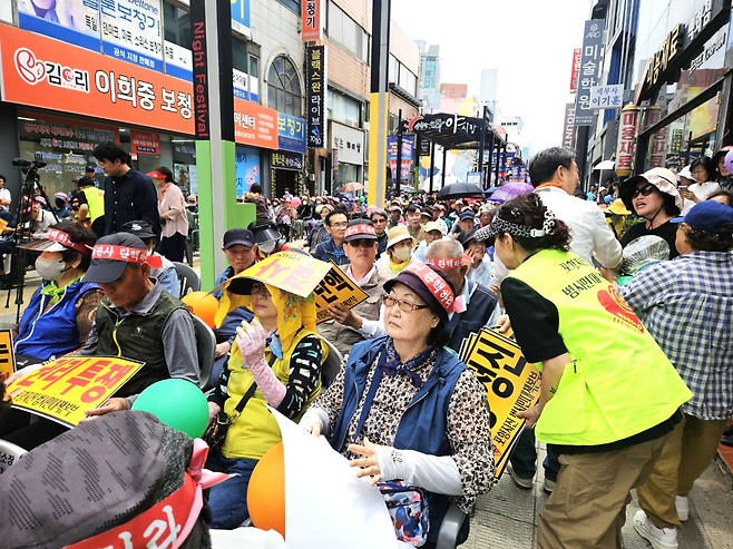 13일 포항시 북구 육거리에서 촉발 지진 위자료 소송’정치재판 타도를 위한 시민궐기대회‘를 열었다.[포항지진 범시민대책본부제공]