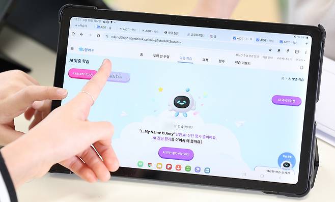 대구 달성군 가창면 용계초등학교에서 열린 인공지능디지털교과서(AIDT) 공개수업에서 초등생들이 AI 교과서로 공부하고 있다. [연합]
