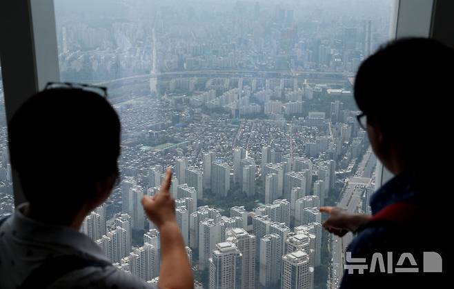 [서울=뉴시스] 조수정 기자 = 26일 서울 송파구 롯데월드타워 전망대 서울스카이에서 시민들이 서울 강남, 송파, 서초권 아파트를 바라보고 있다. 2025.05.26. chocrystal@newsis.com