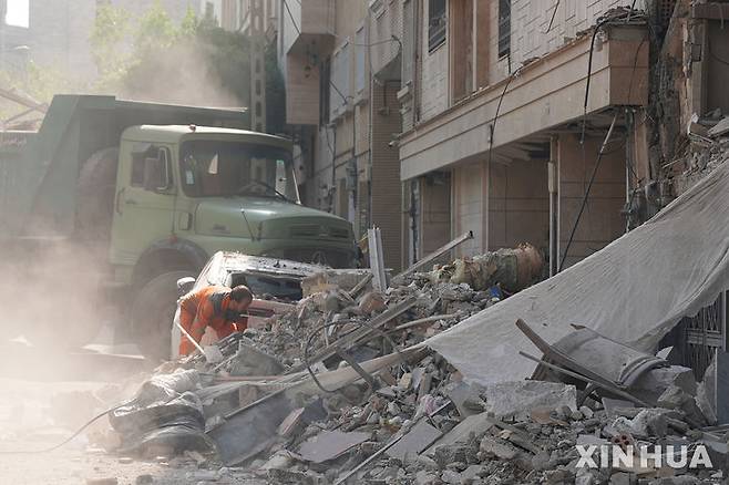 [테헤란=신화/뉴시스]13일(현지 시간) 이란 테헤란에 이스라엘 공습으로 파손된 건물 잔해 모습. 2025.06.14.