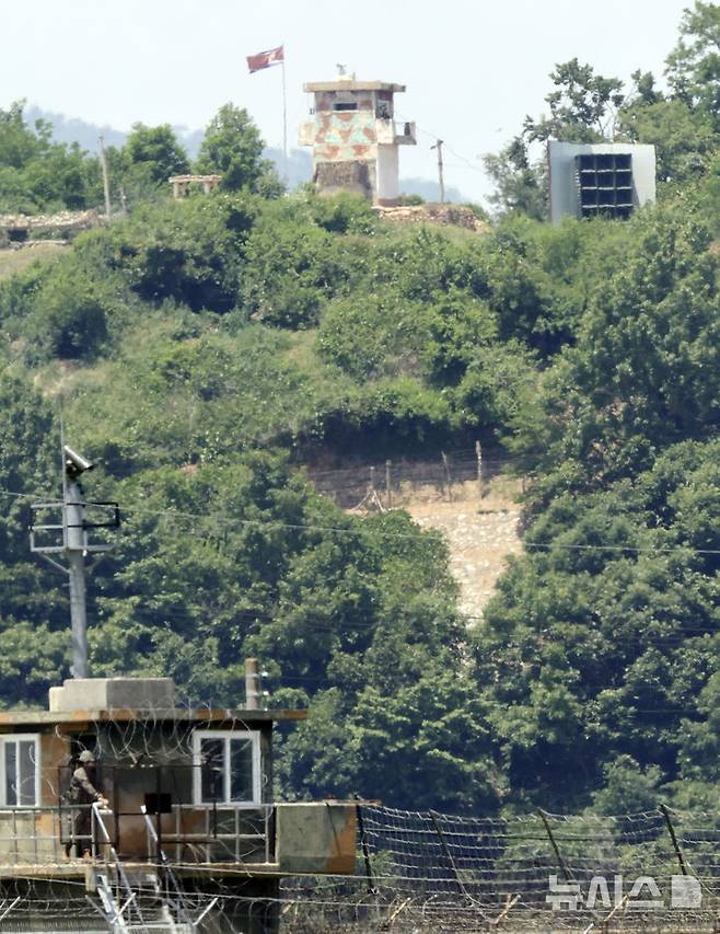 [파주뉴시스] 최동준 기자 = 12일 경기 파주시 접경지역에서 바라본 북한 개풍군 지역에 북한군 대남 확성기가 보이고 있다.이날 합동참모본부는 북한의 대남 소음 방송이 청취된 지역은 없다며 북한의 관련 동향을 예의주시하고 있다고 밝혔다. 2025.06.12. photocdj@newsis.com
