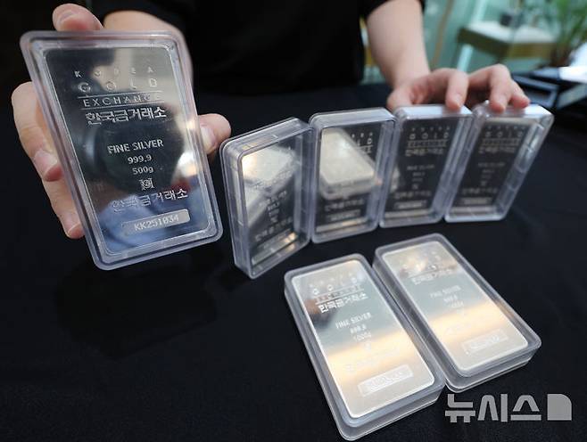 [서울=뉴시스] 김진아 기자 = 11일 서울 종로구 한국금거래소에 실버바가 진열돼있다.은 가격이 13년 만에 최고가를 기록했다. 미국 뉴욕상품거래소(COMEX)에 따르면 은 선물(7월 인도분) 가격은 10일 트로이온스당 37.02달러까지 올랐다. 1년 전보다 24.2% 상승한 수치다. 2025.06.11. bluesoda@newsis.com