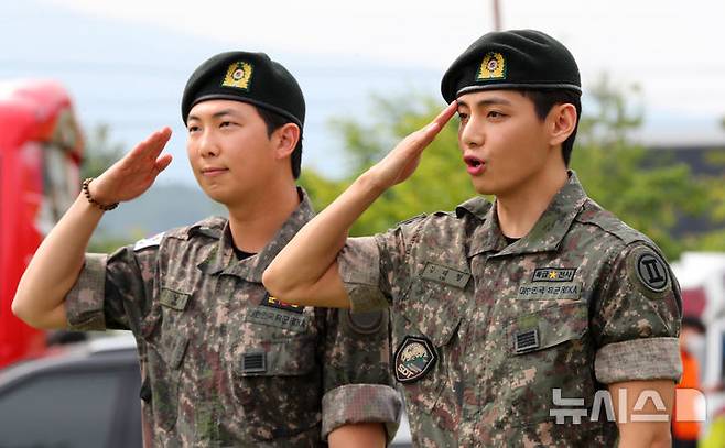 [춘천=뉴시스] 김혜진 기자 = 군 복무를 마친 방탄소년단 RM(왼쪽), 뷔가 10일 오전 강원 춘천시 한 부대 인근에서 전역인사를 하고 있다. 2025.06.10. jini@newsis.com