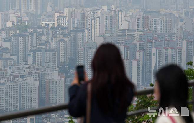[서울=뉴시스] 김진아 기자 = 서울 남산에서 바라본 아파트 단지. 2025.05.15. bluesoda@newsis.com