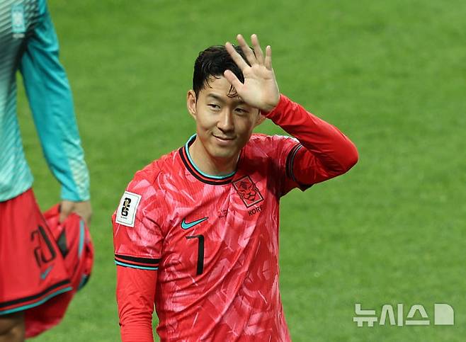 [서울=뉴시스] 김명년 기자 = 지난 10일 서울 마포구 서울월드컵경기장에서 열린 2026 국제축구연맹(FIFA) 북중미월드컵 아시아 3차 예선 한국과 쿠웨이트의 경기 종료 후 11회 연속 월드컵 본선 진출에 성공한 한국 대표팀의 주장 손흥민이 그라운드를 돌며 팬들에게 인사하고 있다. 2025.06.10. kmn@newsis.com