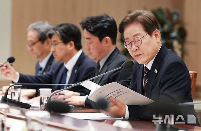 [서울=뉴시스] 고범준 기자 = 이재명 대통령이 9일 서울 용산구 대통령실 청사에서 열린 2차 비상경제점검 태스크포스(TF)회의를 주재하며 자료를 살펴보고 있다. 2025.06.09. bjko@newsis.com