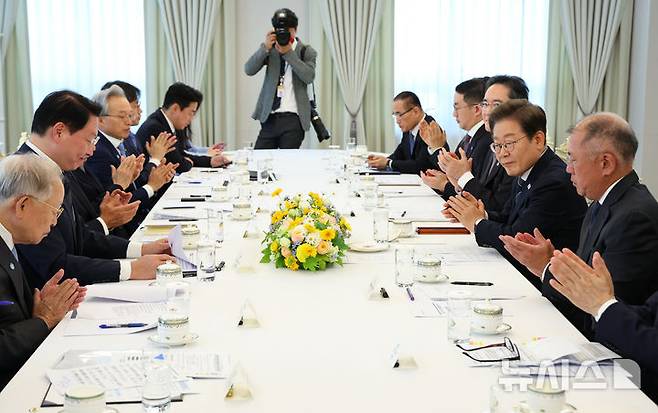 [서울=뉴시스] 최진석 기자 = 이재명 대통령이 13일 서울 용산 대통령실에서 열린 6경제단체와 기업인 간담회에서 최태원 SK그룹 회장 겸 대한상공회의소회장의 발언을 경청 후 박수치고 있다. 2025.06.13. myjs@newsis.com