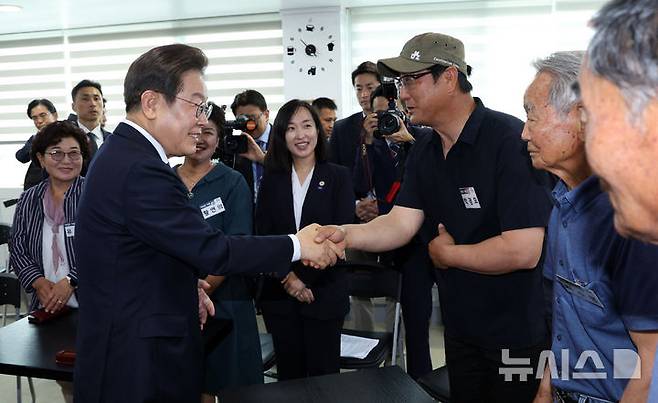 [파주=뉴시스] 고범준 기자 = 이재명 대통령이 13일 경기도 파주시 장단면 행정복지센터에서 열린 주민 간담회에서 참석자들과 악수하고 있다. 2025.06.13. bjko@newsis.com