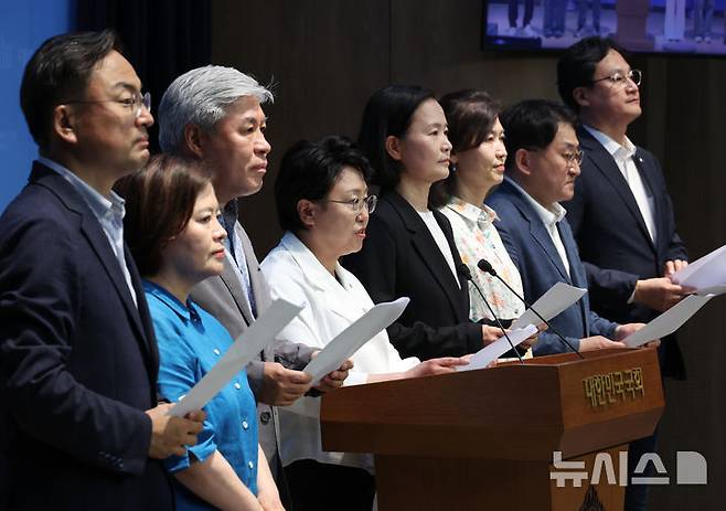 [서울=뉴시스] 고승민 기자 = 조국혁신당 김선민 대표 권한대행과 서왕진 원내대표 등 의원들이 8일 서울 여의도 국회 소통관에서 이재명 대통령과 불소추 특권 관련 기자회견을 하고 있다. 2025.06.08. kkssmm99@newsis.com