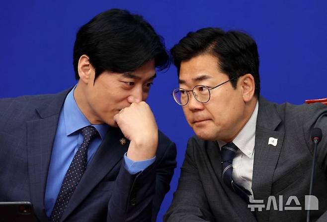 [서울=뉴시스] 조성봉 기자 = 박찬대 더불어민주당 당대표 직무대행 겸 원내대표가 11일 오전 서울 여의도 국회에서 열린 최고위원회의에서 한준호(왼쪽) 최고위원과 대화를 하고 있다. 2025.06.11. suncho21@newsis.com