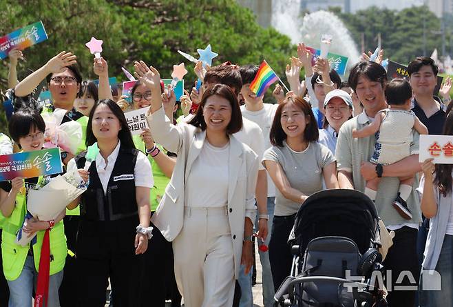 [서울=뉴시스] 고승민 기자 = 12일 서울 여의도 국회에서 열린 진보당 손솔 의원 등원식에서 손 의원과 청년 참석자들이 함께 퍼포먼스를 하고 있다. 2025.06.12. kkssmm99@newsis.com