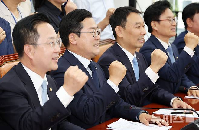 [서울=뉴시스] 조성우 기자 = 박찬대(왼쪽 두 번째) 더불어민주당 원내대표가 12일 오전 서울 여의도 국회에서 열린 고별 기자간담회에서 원내대표단과 기념촬영하고 있다. 왼쪽부터 박성준 원내수석부대표, 박찬대 원내대표, 김용민 원내정책수석부대표, 정진욱 원내대표 비서실장. 2025.06.12. xconfind@newsis.com