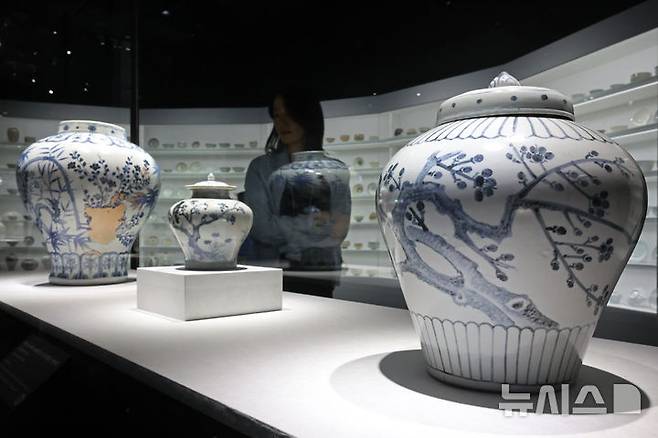 [서울=뉴시스] 박진희 기자 = 국립중앙박물관은 용산 개관 20주년을 맞아 특별전 '새 나라 새 미술: 조선 전기 미술 대전' 언론공개회를 9일 서울 용산구 국립중앙박물관 특별전시실에서 갖고 주요 유뮬을 선보이고 있다. 이번 전시는 조선이라는 새로운 나라의 시작과 함께 꽃핀 15~16세기 당시 미술을 대표하는 691건(도자, 서화, 불교미술 등) 작품의 정수를 한 자리에 모은 대규모 기획이다. 2025.06.09. pak7130@newsis.com