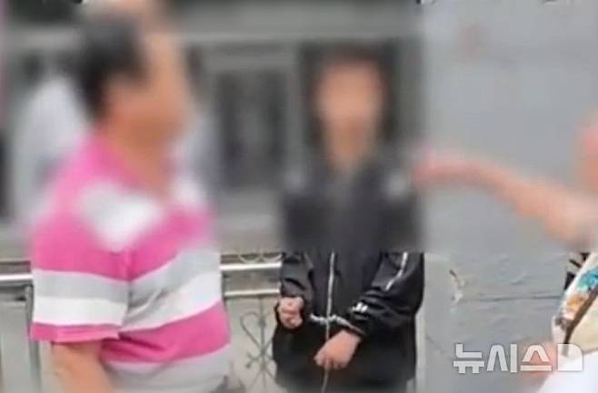 중국에서 60대 노인이 다른 노인들과 싸움을 벌인 10대 소년에게 수갑을 채워 경찰서로 데려온 사건이 발생했다. 출처 : @baidu *재판매 및 DB 금지