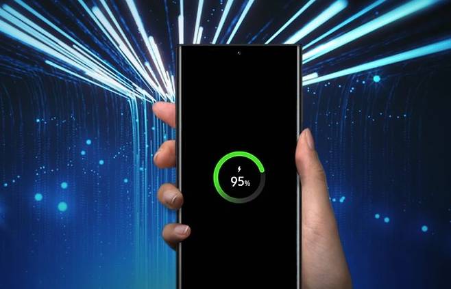 삼성전자의 갤럭시 스마트폰은 리튬이온 소재의 배터리를 채택하고 있다. (사진=삼성전자 홈페이지 캡처) *재판매 및 DB 금지