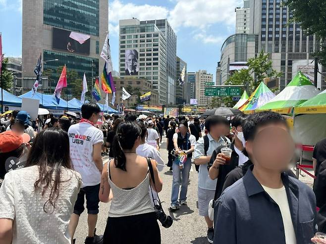 [서울=뉴시스] 한이재 수습기자 = 서울퀴어문화축제 조직위원회(조직위)는 이날 오전 11시부터 서울 중구 남대문로와 종로구 우정국로 일대에 무대와 부스를 설치하고 퀴어퍼레이드를 진행한다.  2025.06.14. nowone@newsis.com *재판매 및 DB 금지