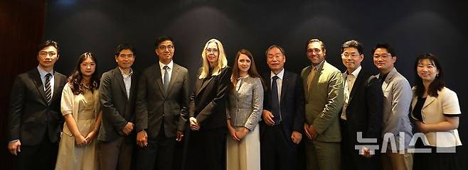 [서울=뉴시스] 왼쪽부터 강승룡 한국중견기업연합회(중견련) 상무, 김서연 피앤에스네트웍스 해상영업전략팀 매니저, 송상현 오텍오티스파킹시스템 해외사업부 이사, 손영동 피앤에스네트웍스 해상영업전략팀 팀장, 앤티아 앱쇼프 버지니아주 경제개발청 부대표, 코리 보보스 댄빌시 경제개발·관광부 국장, 박일동 디섹 회장, 매트 맥래런 체스터필드 카운티 경제개발부 부국장, 송용훈 삼진일렉스 경영지원본부 신재생본부 부사장, 유선 헤라켐테크놀러지 대표이사, 박은영 버지니아주정부 한국사무소 이사. (사진= 한국중견기업연합회 제공)