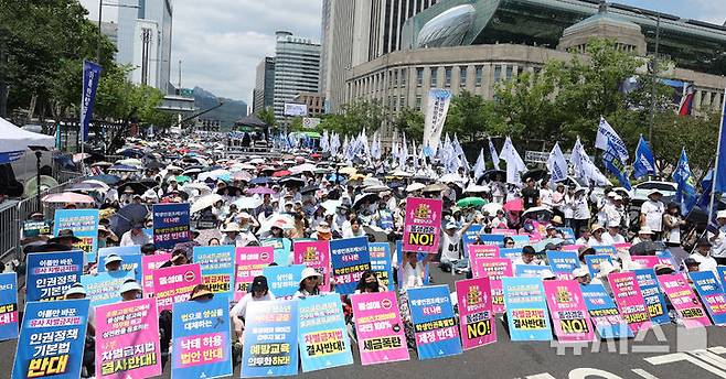 [서울=뉴시스] 추상철 기자 = 거룩한방파제 통합국민대회 준비위원회가 14일 오후 서울 중구 서울시의회 인근에서 동성애 퀴어축제와 차별금지법 제정 시도에 반대하는 '거룩한방파제 통합국민대회'를 하고 있다. 2025.06.14. scchoo@newsis.com