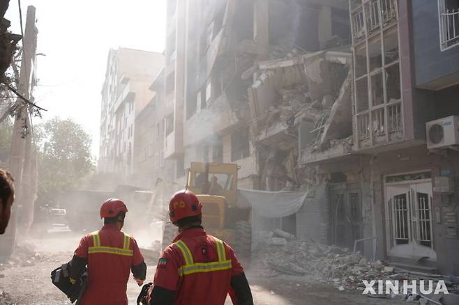 [테헤란=신화/뉴시스] 14일(현지 시간) 뉴욕타임스에 따르면 이란 반관영 매체 메흐르 통신은 "이스라엘에 대한 이란의 공격을 저지하는 데 협조할 경우, 미국과 프랑스의 군사 기지와 군함을 타격하겠다"고 경고했다고 보도했다. 사진은 13일(현지 시간) 이스라엘 공습으로 파괴된 이란 테헤란의 한 건물에서 구조작업이 이뤄지고 있다. 2025.06.14.