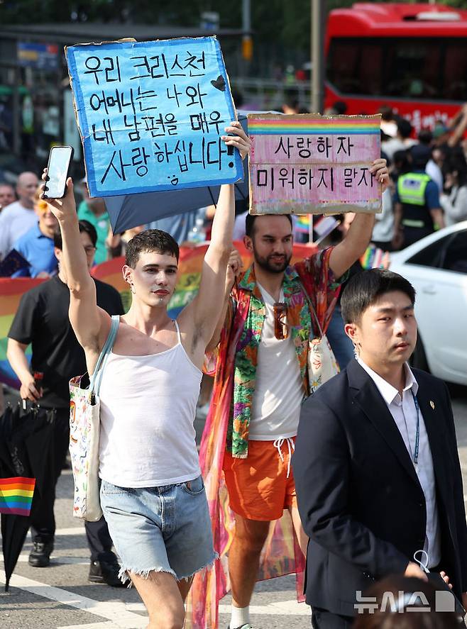 [서울=뉴시스] 김선웅 기자 = 14일 서울 중구 을지로 일대에서 열린 제26회 서울퀴어문화축제 참가자들이 퀴어퍼레이드를 하고 있다. 2025.06.14. mangusta@newsis.com