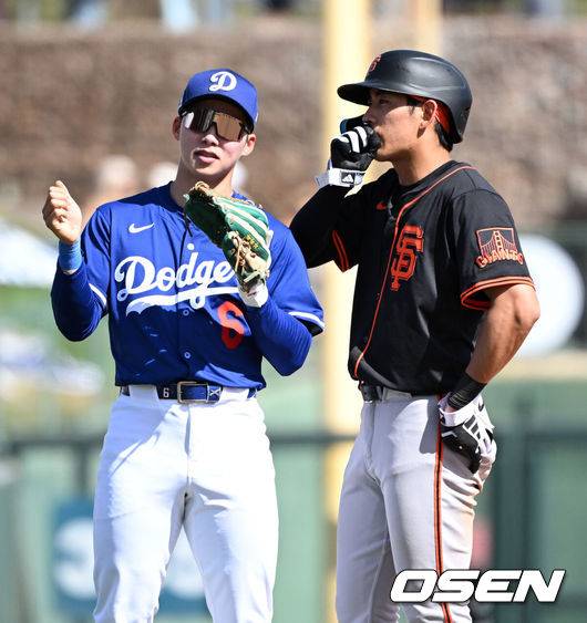 [OSEN=글렌데일(미국), 이대선 기자] '코리안 데이'였다.&nbsp;이정후(샌프란시스코 자이언츠)와 김혜성(LA 다저스)이 맞대결에서 나란히 맹활약했다. &nbsp;LA 다저스와 샌프란시스코 자이언츠는 2일(이하 한국시간) 미국 애리조나주 글렌데일의 캐멀백 랜치에서 2025 메이저리그 시범경기를 치렀다.&nbsp;이날 김혜성은 8번 유격수로,&nbsp;이정후는 3번 중견수로 각각 선발 출장했다. 이정후가 총알 2루타로 선제 타점을 올리자, 7푼 타율로 마음고생을 하던 김혜성은 시범경기 첫 홈런포를 터뜨렸다.3회초 2사 만루에서 LA 다저스 김혜성과 2루에 안착한 샌프란시스코 자이언츠 이정후가 이야기를 나누고 있다. 2025.03.02 / sunday@osen.co.kr