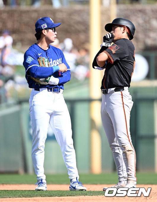 [OSEN=글렌데일(미국), 이대선 기자] '코리안 데이'였다.&nbsp;이정후(샌프란시스코 자이언츠)와 김혜성(LA 다저스)이 맞대결에서 나란히 맹활약했다. &nbsp;LA 다저스와 샌프란시스코 자이언츠는 2일(이하 한국시간) 미국 애리조나주 글렌데일의 캐멀백 랜치에서 2025 메이저리그 시범경기를 치렀다.&nbsp;이날 김혜성은 8번 유격수로,&nbsp;이정후는 3번 중견수로 각각 선발 출장했다. 이정후가 총알 2루타로 선제 타점을 올리자, 7푼 타율로 마음고생을 하던 김혜성은 시범경기 첫 홈런포를 터뜨렸다.3회초 2사 만루에서 LA 다저스 김혜성과 2루에 안착한 샌프란시스코 자이언츠 이정후가 이야기를 나누고 있다. 2025.03.02 /