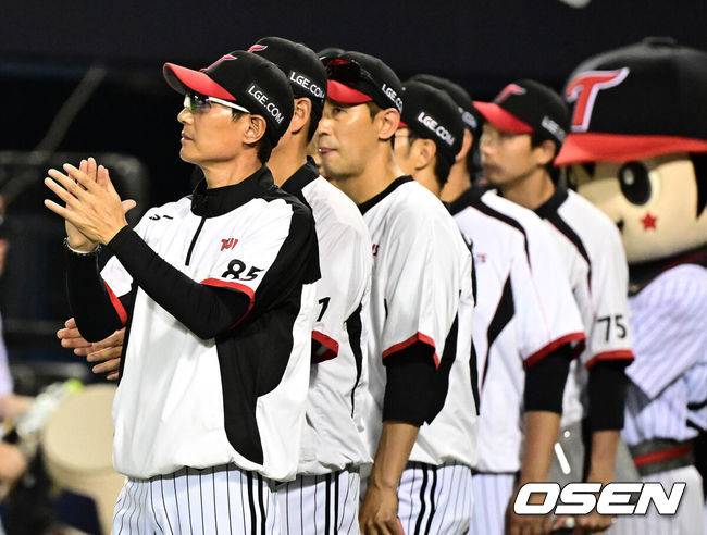 [OSEN=잠실, 지형준 기자] 프로야구 LG 트윈스가 SSG 랜더스 상대로 이틀 연속 역전승을 거두며 1위 자리를 지켰다. LG는 12일 서울 잠실구장에서 열린 2025 KBO리그 SSG와 시즌 12차전 맞대결에서 7-4로 승리했다. LG는 2위 한화와 승차를 0.5경기 차이로 1위를 지켜냈다. 박동원이 대타로 나와 2타점 역전 결승 2루타로 해결사가 됐다. 선발 투수 치리노스는 5⅔이닝 9피안타 2볼넷 5탈삼진 4실점으로 승리 투수가 됐다. 시즌 7승째를 기록했다.경기를 마치고 LG 염경엽 감독이 선수들에게 박수를 보내고 있다. 2025.06.12 /jpnews@osen.co.kr