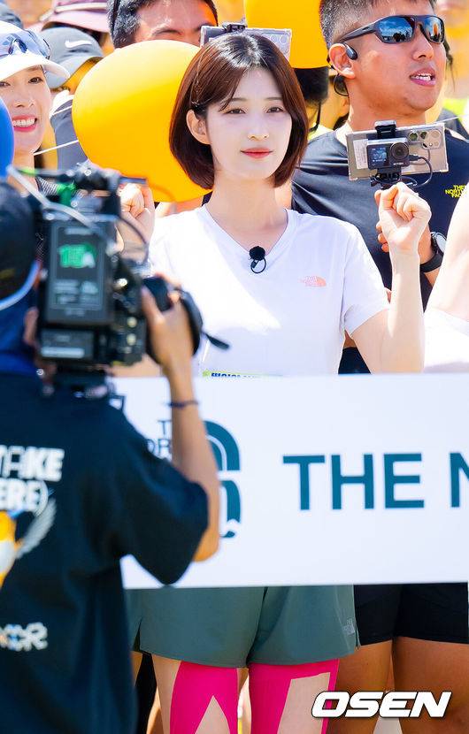 [OSEN=강릉, 민경훈 기자] 가수 겸 배우 차은우와 함께하는 국제 트레일러닝 대회 ‘TNF 100 강원' 행사가 17일 강원도 강릉시 초당동 경포호수광장에서 열렸다.이 자리에는 홍보대사인 차은우와 션 및 예능 프로그램 '뛰어야 산다' 출연진과 함께 참석했다.'뛰어야 산다'의 율희가 러닝 전 포즈를 취하고 있다. 2025.05.17 / rumi@osen.co.kr