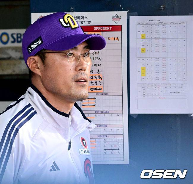 [OSEN=잠실, 최규한 기자] 8일 서울 잠실야구장에서 ‘2025 신한 SOL Bank KBO리그’ 두산 베어스와 롯데 자이언츠의 경기가 열렸다.홈팀 두산은 곽빈, 방문팀 롯데는 알렉 감보아를 선발로 내세웠다.8회말 두산 조성환 감독대행이 그라운드를 주시하고 있다. 2025.06.08 /