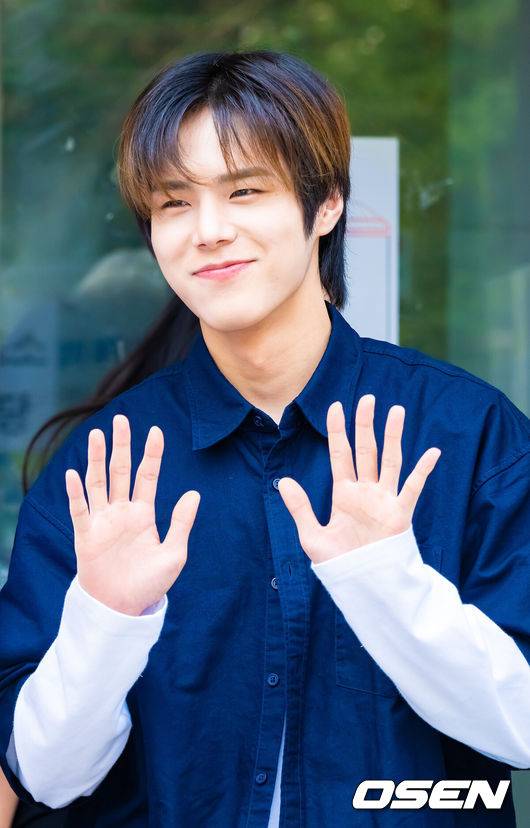 [OSEN=박준형 기자] 제21대 대통령 선거 나흘 앞으로 다가온 가운데 30일 '제21대 대통령선거 사전투표'가 실시됐다.사전투표는 전국의 3천 5백개가 넘는 투표소에서 오전 6시부터 오후 6시까지 실시된다.그룹 82메이저(82MAJOR) 멤버 황성빈이 청담동 주민센터 사전투표소 앞에서 포즈를 취하고 있다. 2025.05.30 / soul1014@osen.co.kr