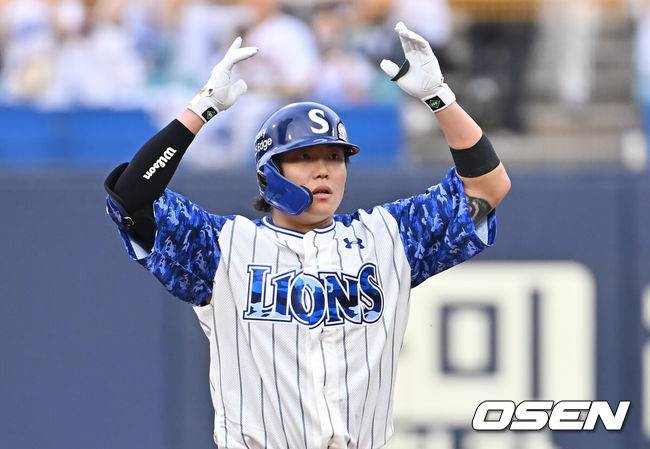 [OSEN=대구, 이석우 기자] 6일 대구삼성라이온즈파크에서 2025 신한 SOL 뱅크 KBO 리그 삼성 라이온즈와 NC 다이노스의 경기가 열렸다. 홈팀 삼성은 원태인이, 방문팀 NC는 김녹원이 선발 출전했다. 삼성 라이온즈 류지혁이 4회말 2사 1루 우익수 오른쪽 뒤 1타점 2루타를 치고 세리머니를 하고 있다. 2025.06.06 / foto0307@osen.co.kr