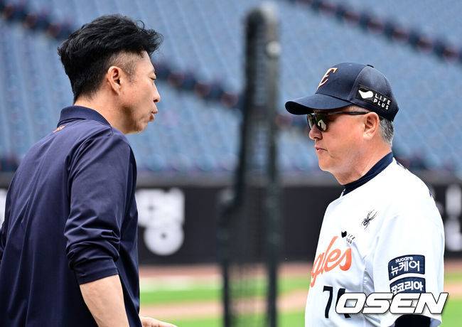 [OSEN=대전, 지형준 기자] 14일 대전 한화생명볼파크에서 2025 신한 SOL Bank KBO리그 한화 이글스와 LG 트윈스의 경기가 열렸다.LG가 40승 26패 1무(승률 .606)로 1위, 한화는 40승 27패(승률 .597)로 2위다. 0.5경기 차이다. 경기 결과에 따라 1위가 바뀔 수도 있다.&nbsp;이날 한화는 폰세, LG는 임찬규를 선발로 내세웠다. 한화 선수들의 훈련 도중 한화 손혁 단장과 김경문 감독이 이야기를 나누고 있다. 2025.06.14 /jpnews@osen.co.kr