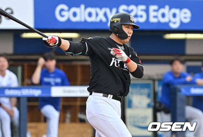 [OSEN=대구, 이석우 기자] 14일 대구삼성라이온즈파크에서 2025 신한 SOL 뱅크 KBO 리그 삼성 라이온즈와 KT 위즈의 경기가 열렸다. 홈팀 삼성은 후라도가, 방문팀 KT는 쿠에바스가 선발 출전했다. KT 위즈 이정훈이 힘찬 타격을 하고 있다. 2025.06.14 / foto0307@osen.co.kr