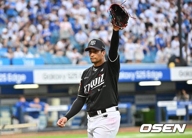 [OSEN=대구, 이석우 기자] 14일 대구삼성라이온즈파크에서 2025 신한 SOL 뱅크 KBO 리그 삼성 라이온즈와 KT 위즈의 경기가 열렸다. 홈팀 삼성은 후라도가, 방문팀 KT는 쿠에바스가 선발 출전했다. KT 위즈 선발 투수 쿠에바스가 7회말까지 무실점 호투하고 팬들의 환호에 손을 들어 답하고 있다. 2025.06.14 / foto0307@osen.co.kr